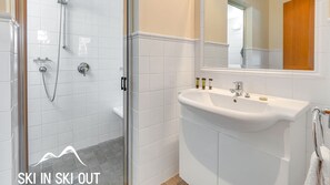 Shower, hair dryer, towels - Ski In Ski Out #05 (Ski-In-Ski-Out)