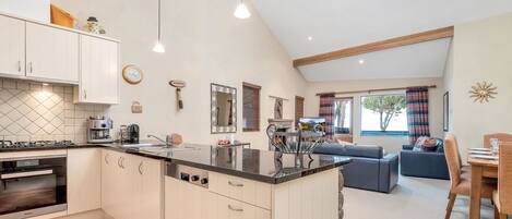 Cookware/dishes/utensils, dining tables