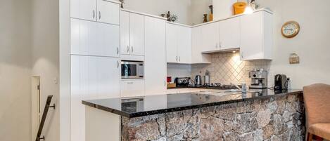 Kochgeschirr/Geschirr/Besteck, Esstisch