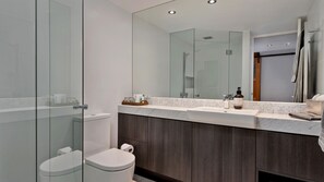 Dusche, Haartrockner, Handtücher