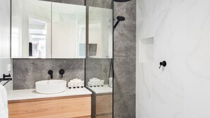 Shower, hair dryer, towels - 11 Mountain Drive - Woodridge (Woodridge)