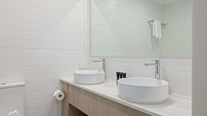 Een douche, een haardroger, handdoeken