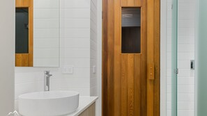 Douche, sèche-cheveux, serviettes fournies