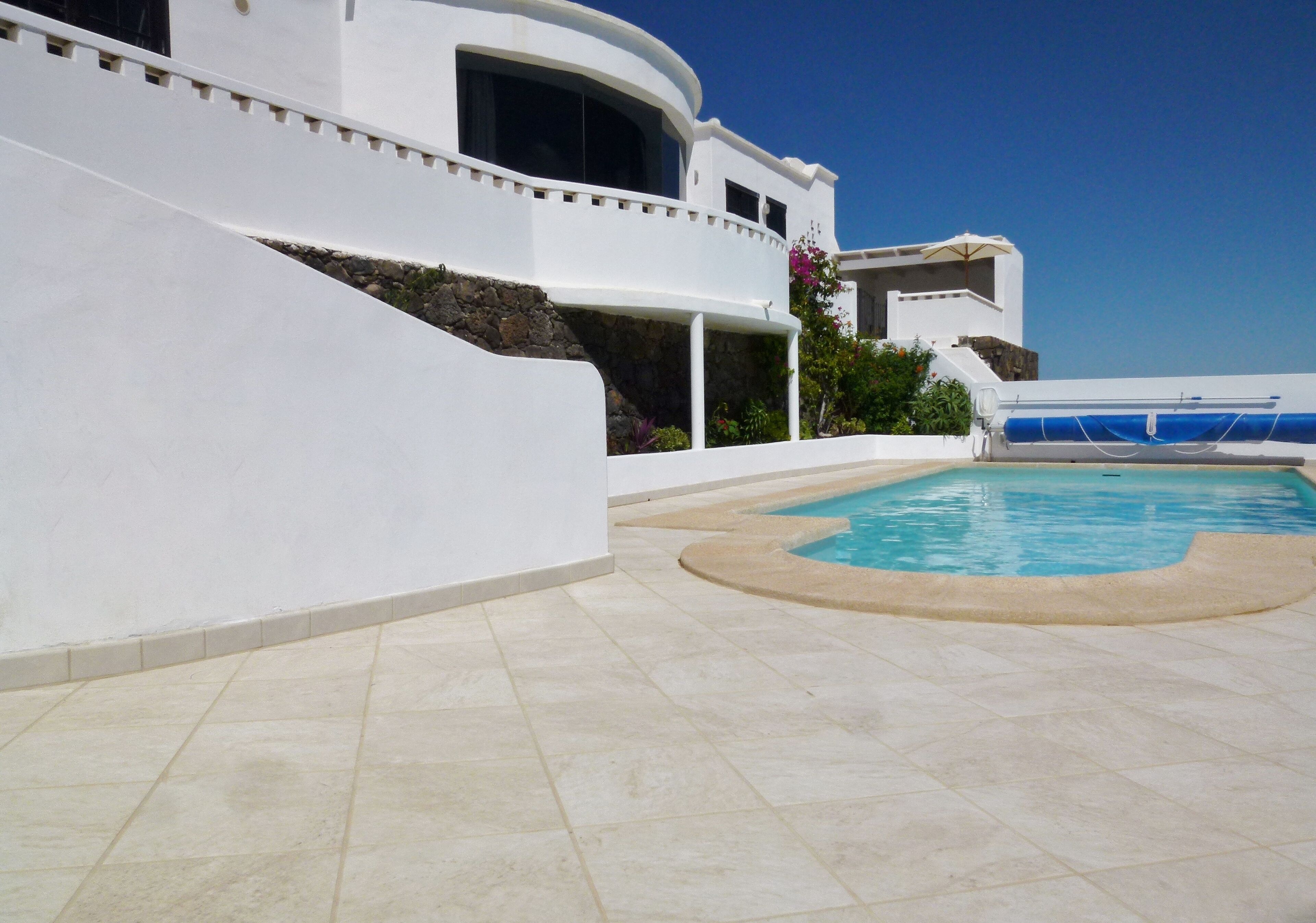 Una piscina al aire libre, una piscina climatizada