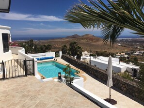 Utendørsbasseng og et oppvarmet basseng