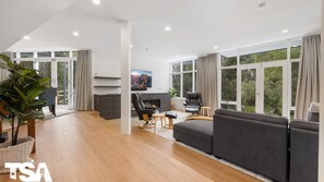 TV, fireplace - Chalet 26 - Woodridge (Woodridge)
