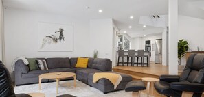 TV, fireplace - Chalet 26 - Woodridge (Woodridge)