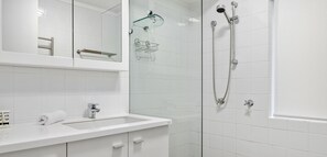 Dusche, Haartrockner, Handtücher