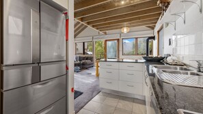 Coffee/tea maker, cookware/dishes/utensils, dining tables - Merrits View - Woodridge (Woodridge)