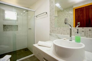 Standard Suite | Bathroom | Shower, towels, soap, shampoo - Pousada Janellas do Mar (Búzios)