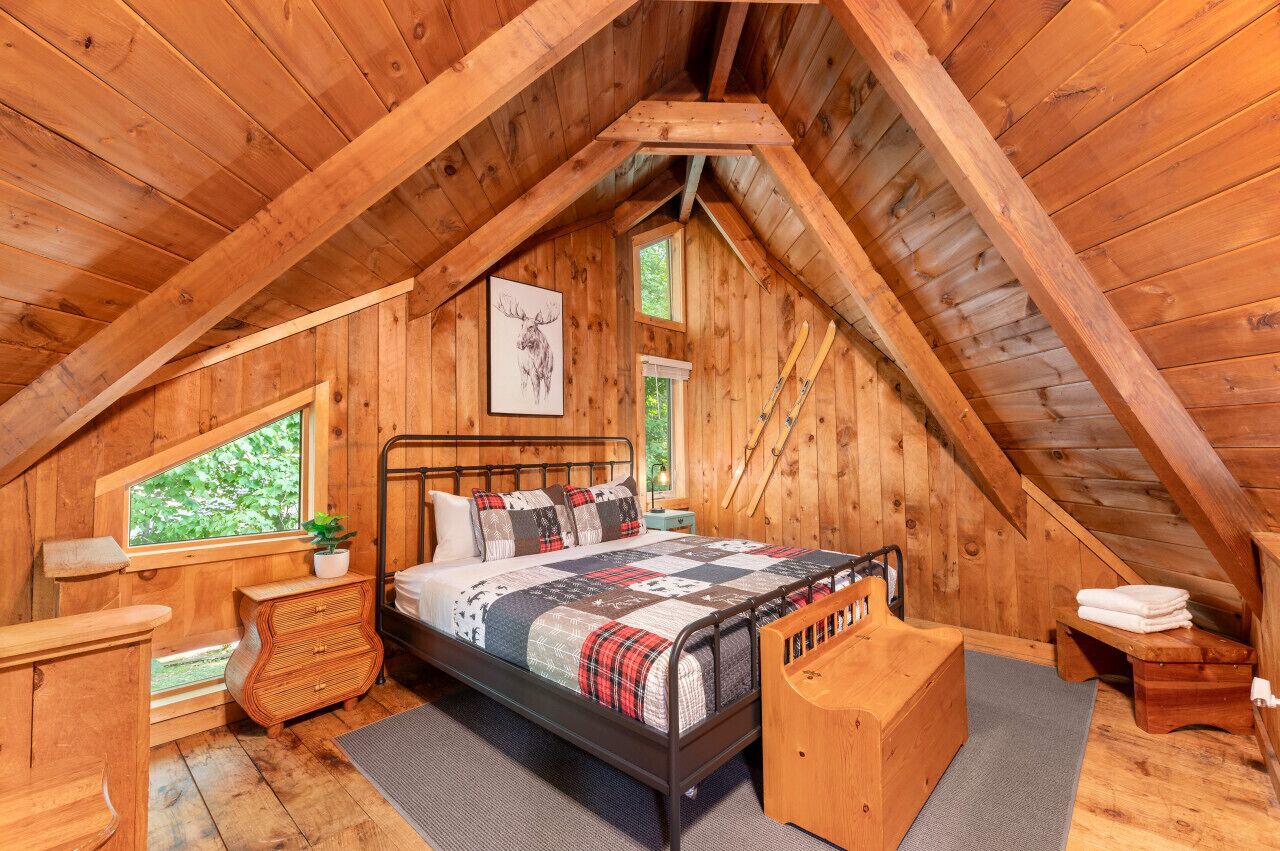 3 bedrooms, desk, iron/ironing board, travel crib