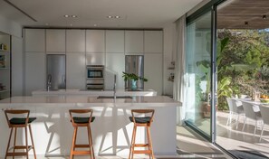 Een koelkast, een magnetron, een oven, een kookplaat