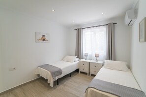 4 chambres, coffres-forts dans les chambres, fer et planche à repasser