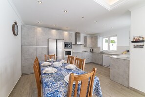 Réfrigérateur, four, plaque de cuisson, lave-vaisselle