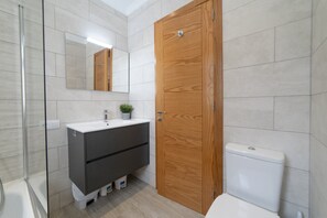 Toalhas de banho, sabonete, shampoo, papel higiênico