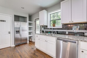 Fridge, microwave, stovetop, dishwasher - Private Hot Tub! Pet-Friendly Hub By Mercedes-Benz (Atlanta)