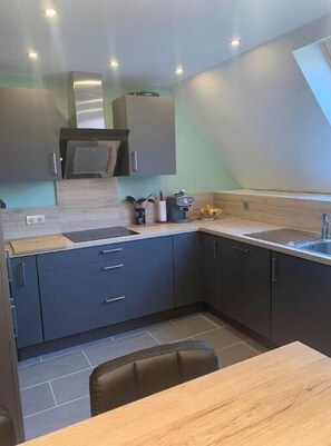 Microwave, dishwasher, coffee/tea maker, toaster - Chez Mathias bright apartment ~ private garage (Kaysersberg)