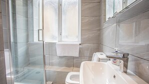 Hair dryer, towels - Blissfully Peaceful 1 Bed Flat In Crown Street (West Yorkshire)