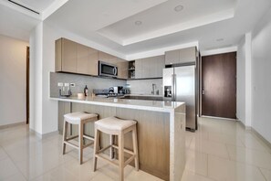 Geladeira, micro-ondas, fogão, cooktop