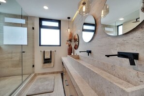 Een douche, een haardroger, handdoeken