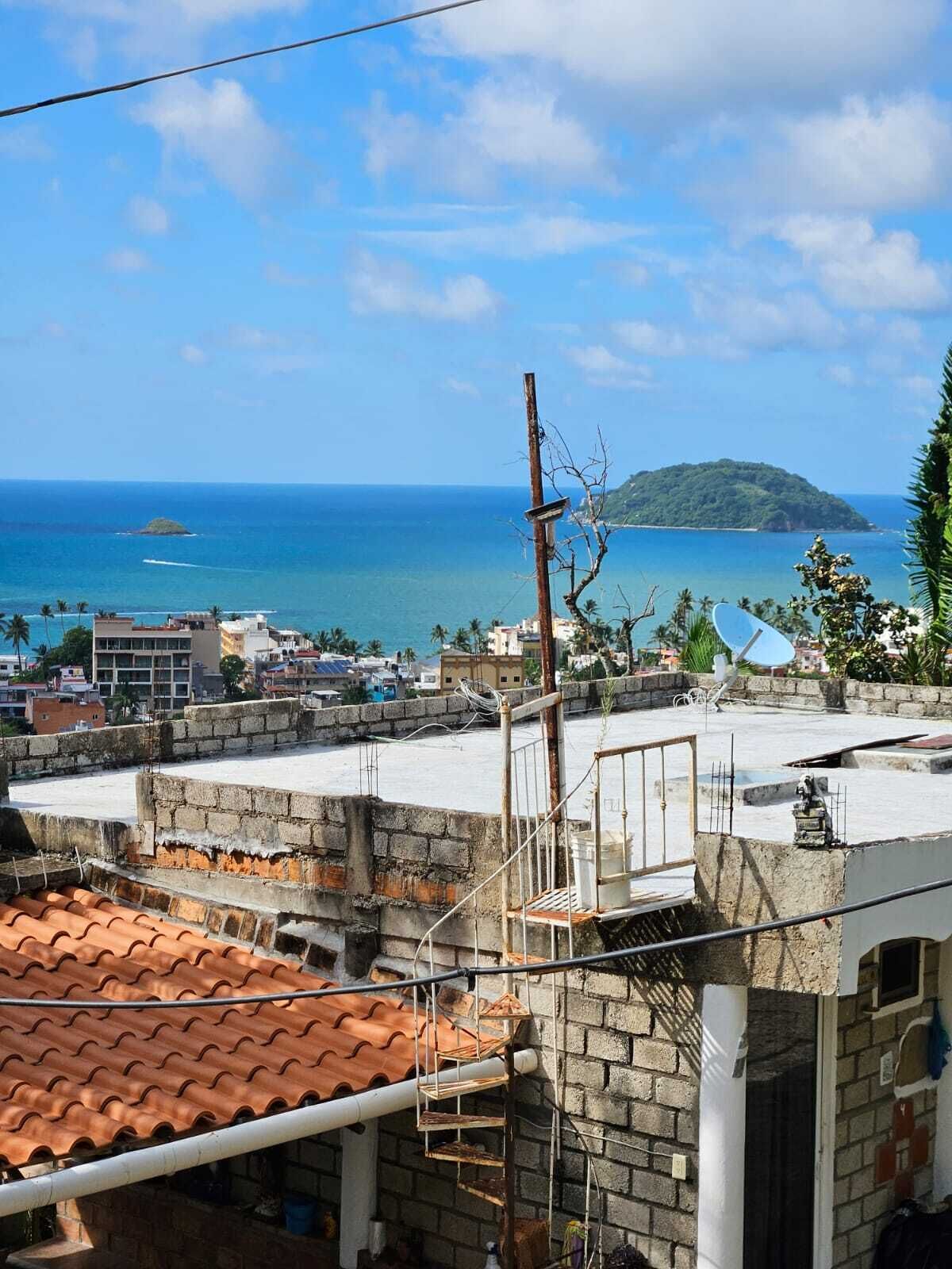 Una terraza con vistas al mar y una pequeña isla.
