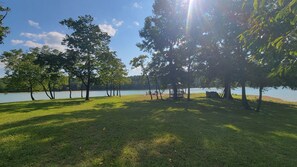 Property grounds - 20% OFF Bird House, Park Like Setting-Lakefront-Dock-Firepit-Hot tub-Boat House (Dandridge)