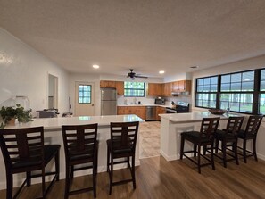 Fridge, microwave, oven, stovetop - 20% OFF Bird House, Park Like Setting-Lakefront-Dock-Firepit-Hot tub-Boat House (Dandridge)