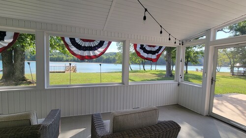 Lakefront Tiny Bird Dock, Hot Tub, Firepit, Boat House, ParkLike Setting