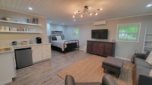 1 bedroom, free WiFi, bed sheets - Lakefront Tiny Bird Dock, Hot Tub, Firepit, Boat House, ParkLike Setting (Dandridge)