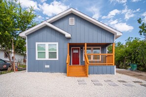 5 bedrooms - Comfortable 4BR 2 5BA Family Home Near Riverwalk (San Antonio)