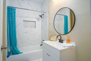 House | 3 bedrooms - Modern Living 3BR 2BA Close to Amazing Downtown (San Antonio)