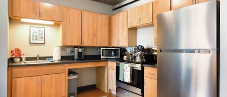 Kühlschrank, Mikrowelle, Ofen, Herdplatte