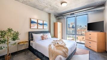 Escrivaninha, ferros/tábuas de passar roupa, berço de viagem