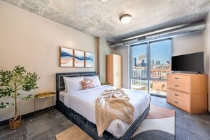 Skrivebord, strykejern/-brett, reiseseng for barn og wi-fi (inkludert)