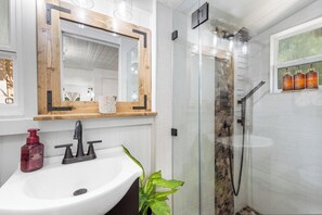 Dusche, Haartrockner, Handtücher, Seife