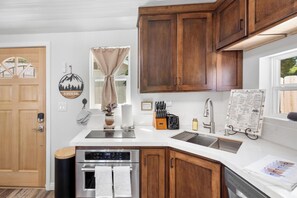 Réfrigérateur, four à micro-ondes, surface de cuisson, lave-vaisselle