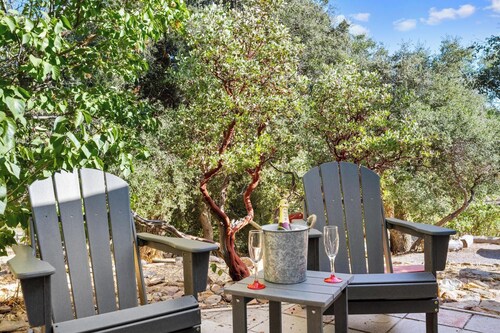 Julian Cafe Couples Cottage - Breakfast Included at The Julian Cafe & Bakery!