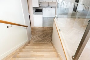 Fridge, microwave, oven, stovetop - Newly renovated apartment in Vasastan, 3 bedrooms + 2 WC (Stockholms län)