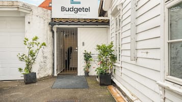 Vista frontal de la propiedad