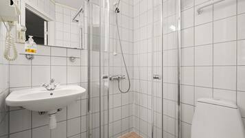 Regadera, secadora de cabello, toallas, jabón