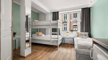 Habitación triple | 2 habitaciones, espacio para trabajar con laptop y wifi gratis