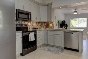 Private kitchen - 3-bedroom house in welcoming Tavernier with AC, WiFi. Enjoy your stay (Tavernier)