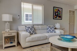 Living area - 3-bedroom house in welcoming Tavernier with AC, WiFi. Enjoy your stay (Tavernier)