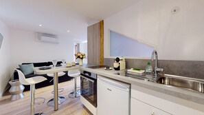 Fridge, oven, coffee/tea maker, electric kettle