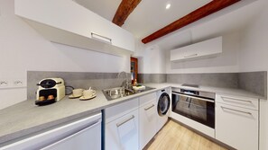 Refrigerador, horno, cafetera y tetera y tetera eléctrica 