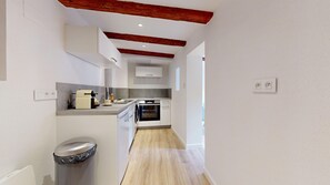 Refrigerador, horno, cafetera y tetera y tetera eléctrica 