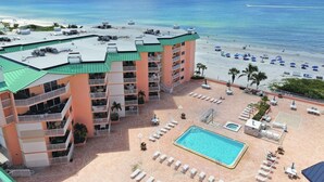Un hôtel doté d’une piscine, d’un accès à la plage et offrant une vue sur l’océan.