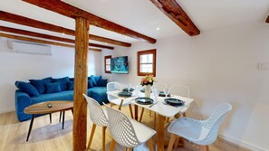 Unclassified image, 3 of 33, button