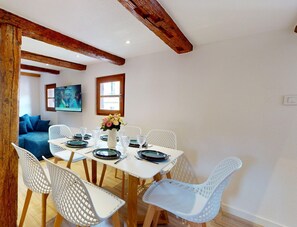 Unclassified image, 5 of 33, button