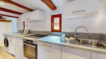 Fridge, oven, coffee/tea maker, electric kettle